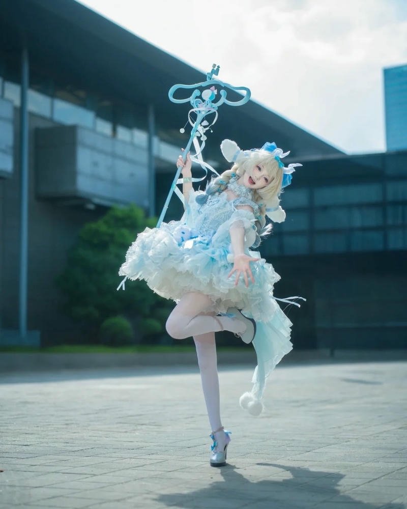 Cosplayer dịu dàng nhập vai anime biểu cảm tự nhiên