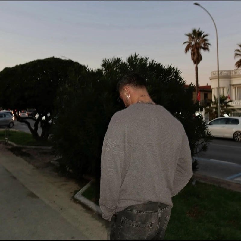 Dáng đứng chắc chắn trong avatar con trai ngầu nổi bật