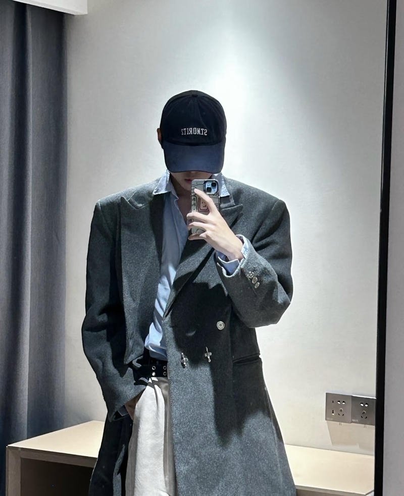 Dáng đứng thoải mái trong ảnh trai đẹp chụp trước gương