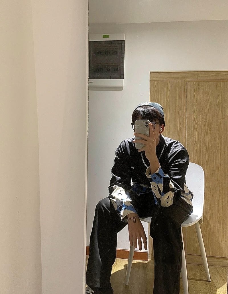 Dáng ngồi tự nhiên trong ảnh trai đẹp chụp trước gương