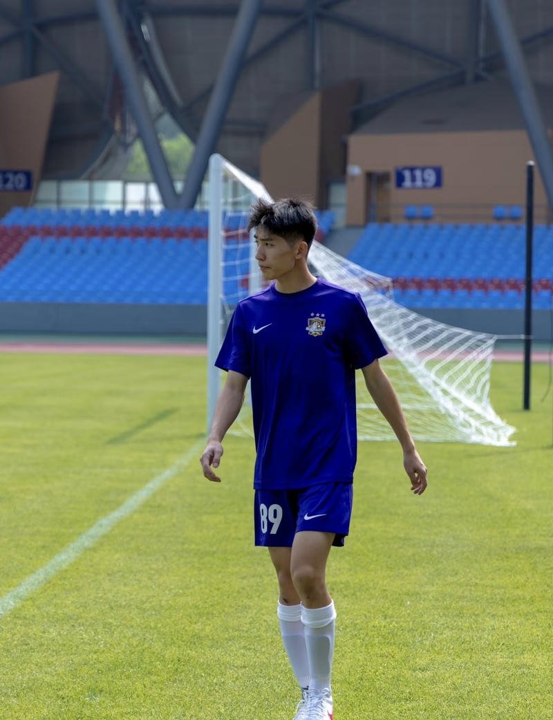 Dáng người cân đối trong ảnh trai đá bóng nổi bật