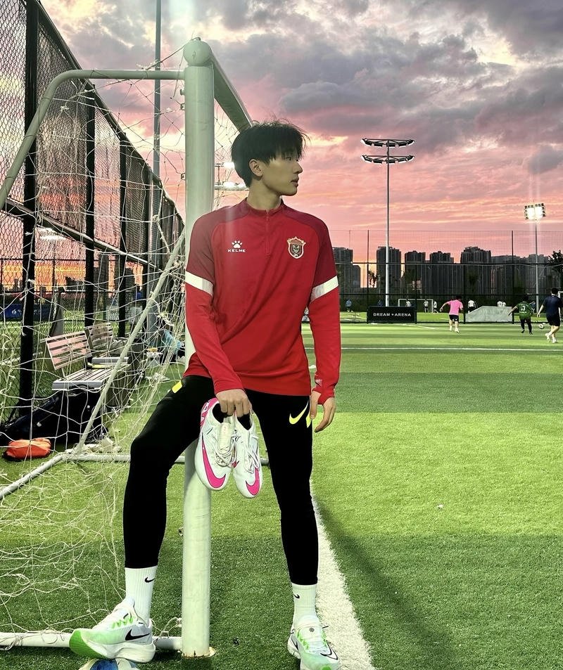 Dáng người gọn trong ảnh trai đá bóng dễ gây chú ý