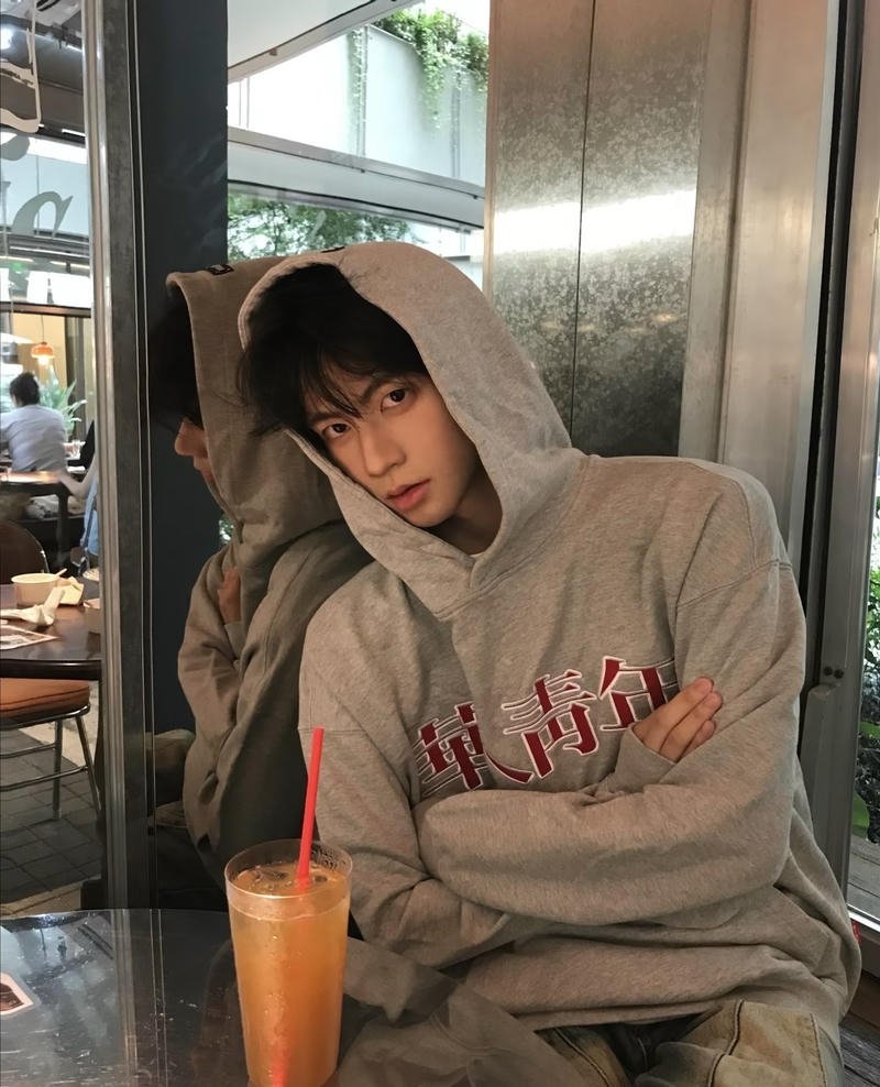 Đáng yêu qua ánh mắt con trai sâu và gương mặt hài hòa