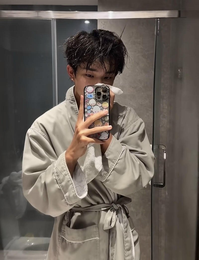 Động tác che mặt trong ảnh trai đẹp chụp trước gương cuốn