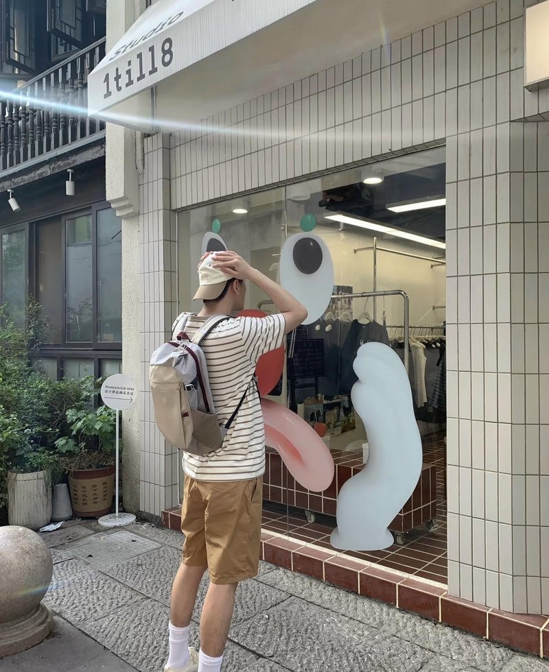 Đường nét cơ thể trong ảnh nam chụp sau lưng rõ ràng