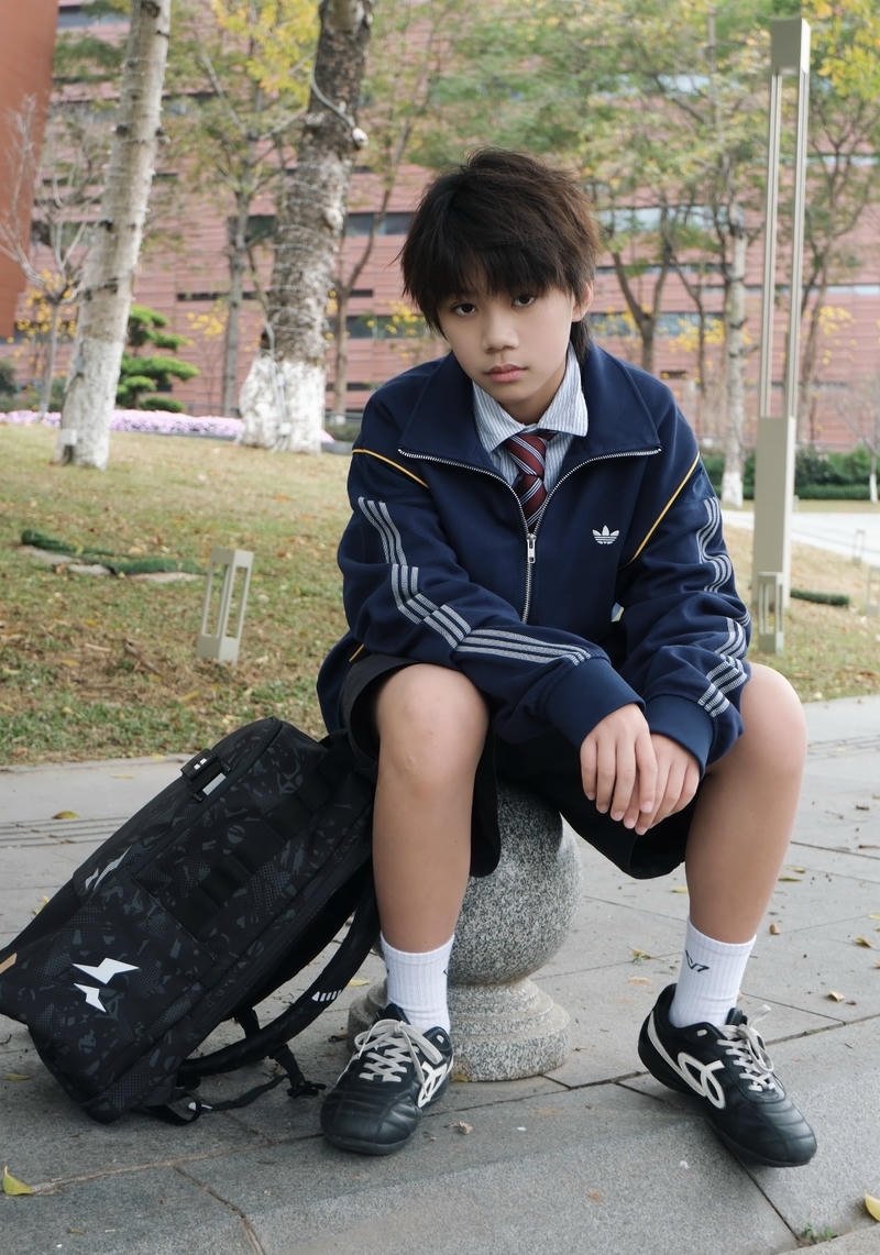 Đường nét gọn gàng giúp ảnh trai k10 thêm phần thu hút