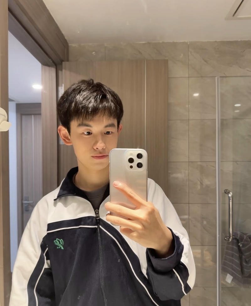 Đường nét thanh tú nổi bật trong ảnh trai k10 nhẹ nhàng