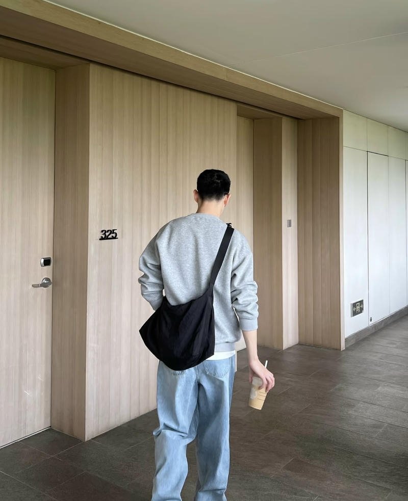 Đường vai gọn trong ảnh nam chụp sau lưng nổi bật