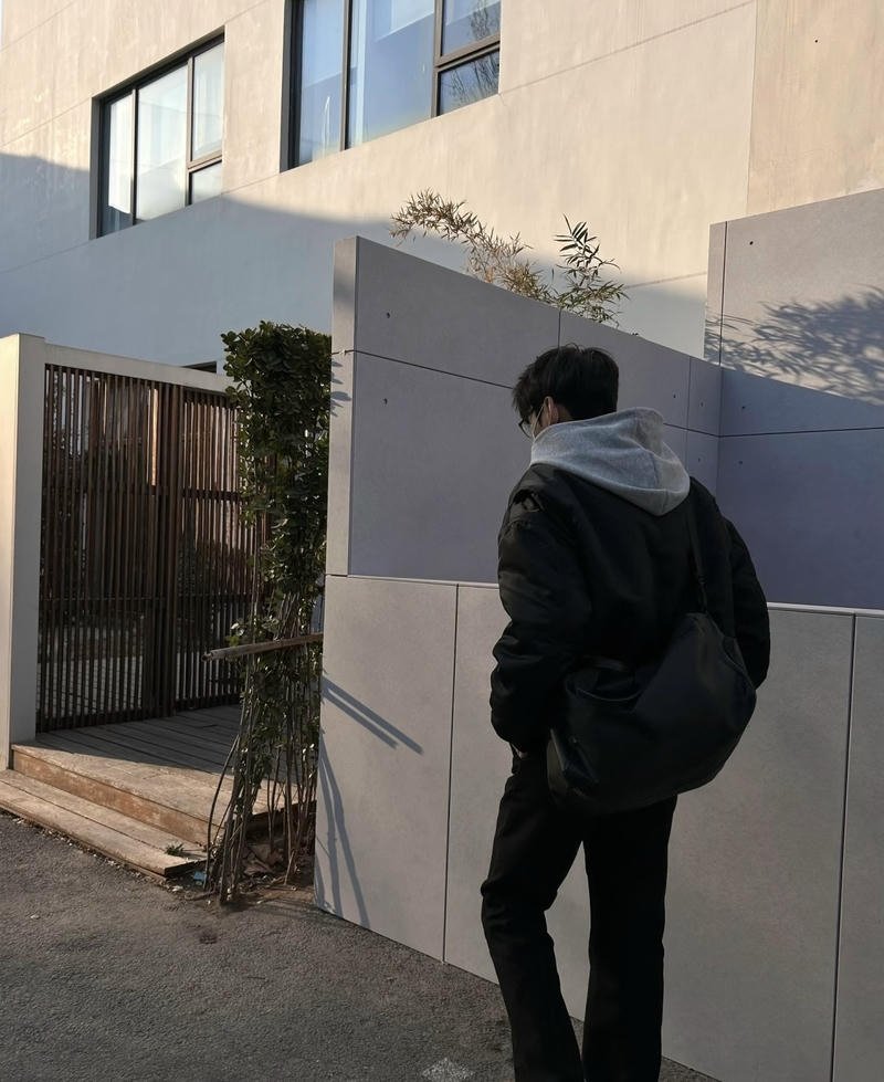 Đường vai rộng trong ảnh nam chụp sau lưng rất rõ nét