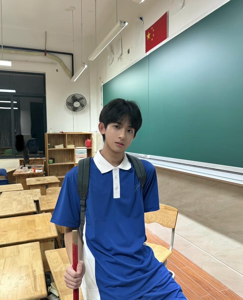 Đường viền khuôn mặt rõ làm ảnh trai k10 trở nên ưa nhìn