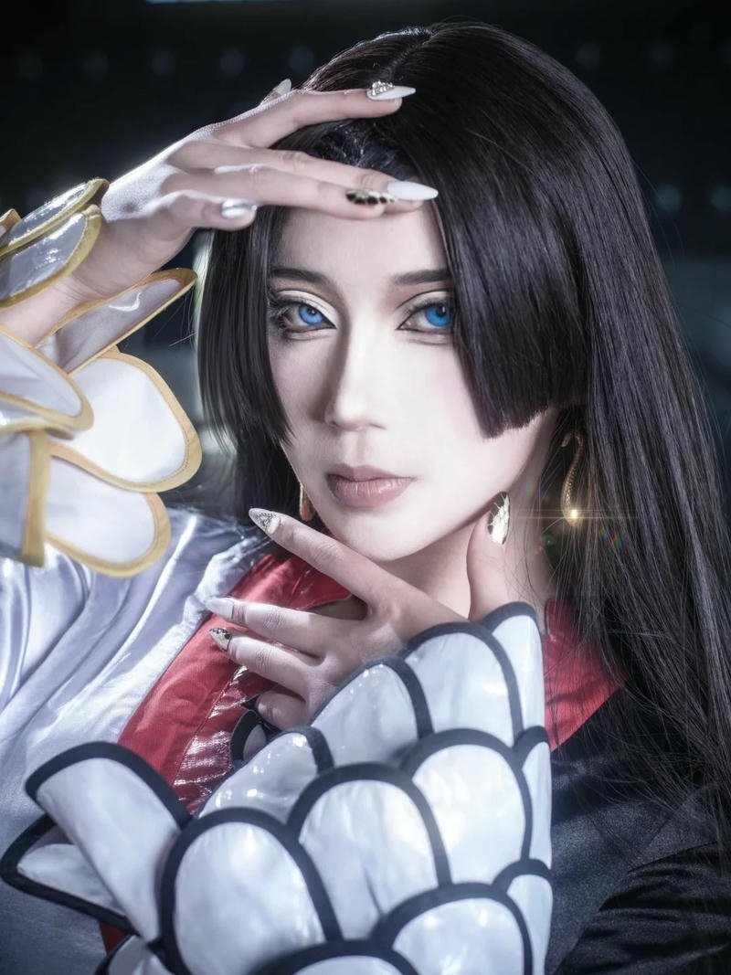 Gái đẹp hóa thân Boa Hancock phong thái quyền lực