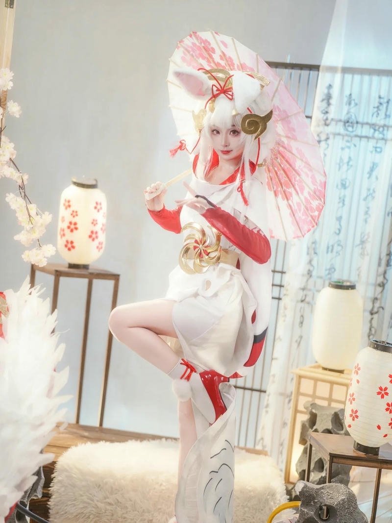 Gái xinh cosplay ánh mắt say đắm gợi cảm tự nhiên