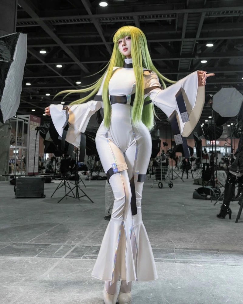 Gái xinh cosplay biểu hiện cảm xúc nhẹ nhàng cuốn hút