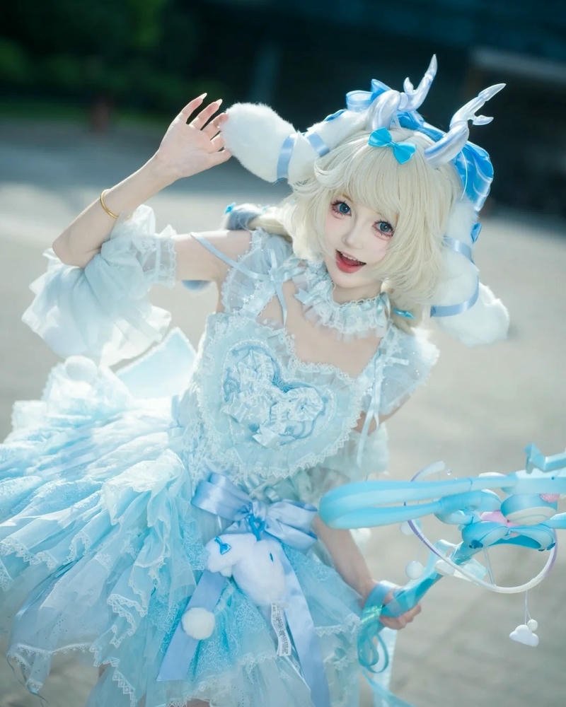 Gái xinh cosplay nhân vật anime ánh mắt bừng sáng cute