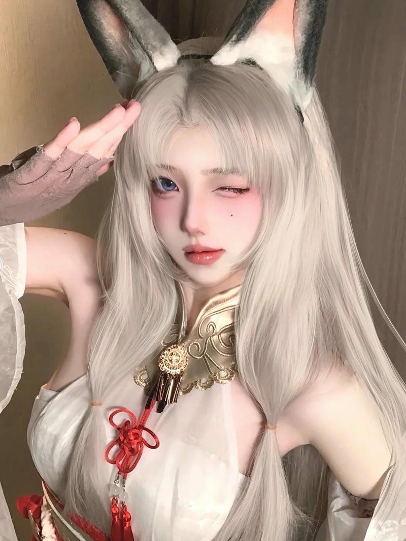 Gái xinh cosplay nhân vật anime cử chỉ tinh tế mềm mại