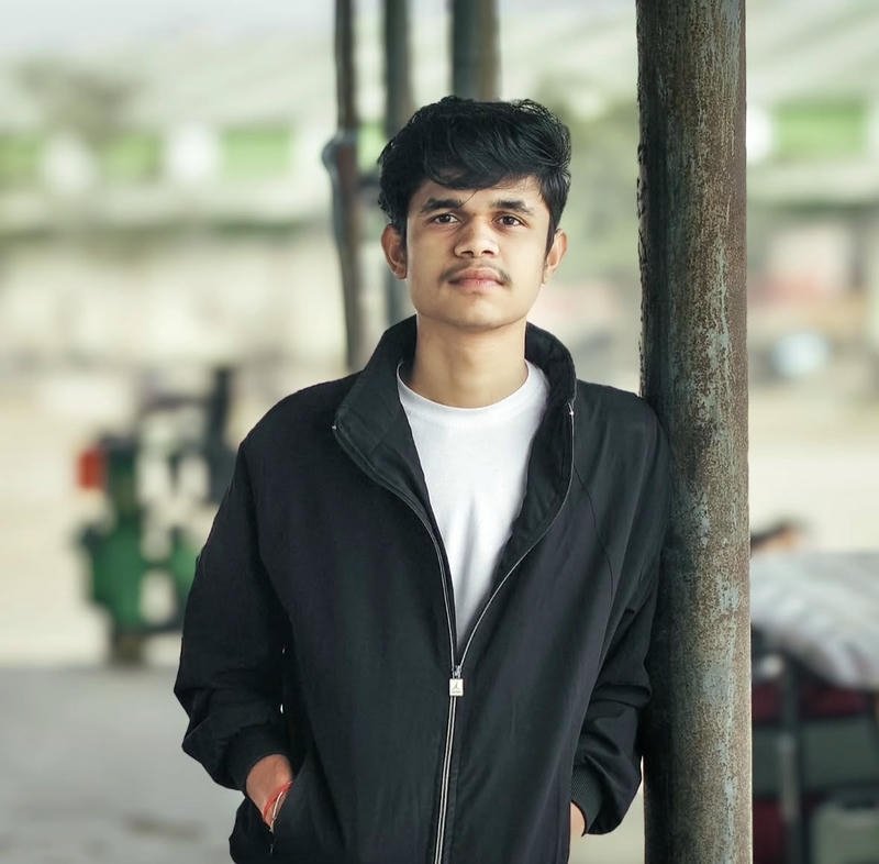 Góc chụp cận mặt nam thanh niên Ấn Độ