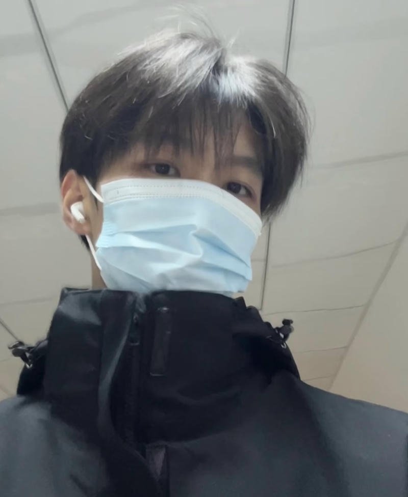 Góc chụp gần gương mặt nam thần mang khẩu trang