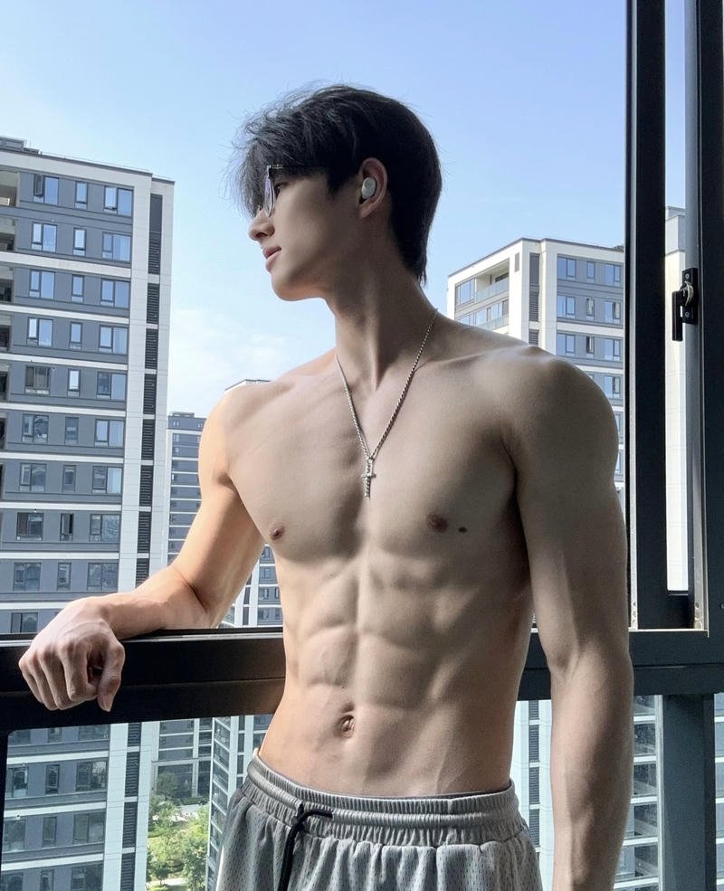 Góc chụp nam tính tôn lên body cơ bụng săn chắc