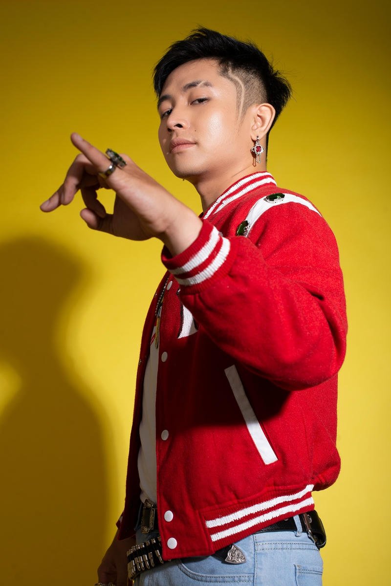 Góc chụp nghiêng mang nét riêng cho nền Ricky Star