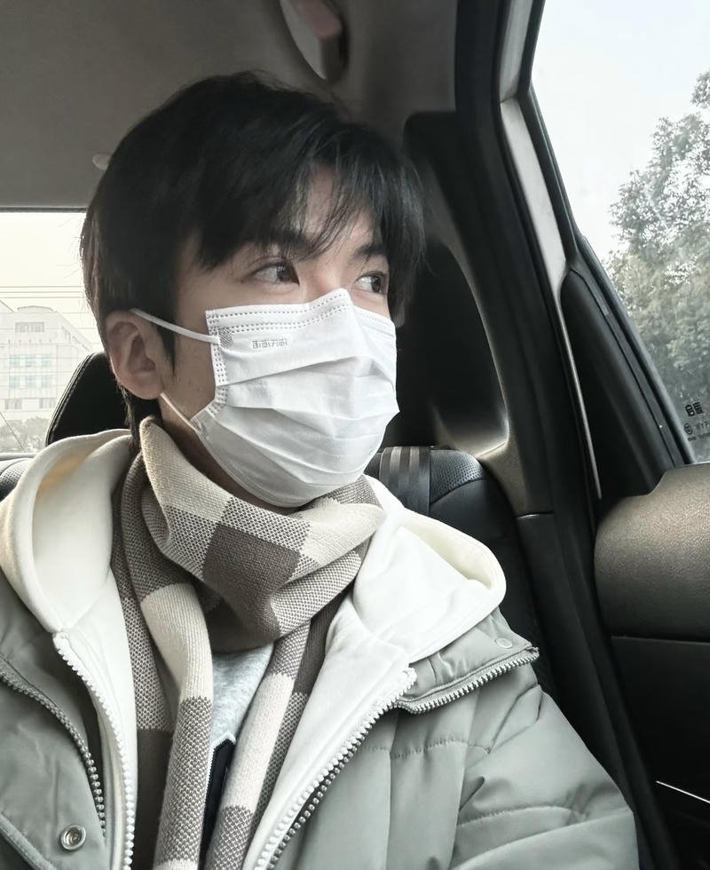 Góc chụp nghiêng nam thần cùng khẩu trang nhìn ra ngoài