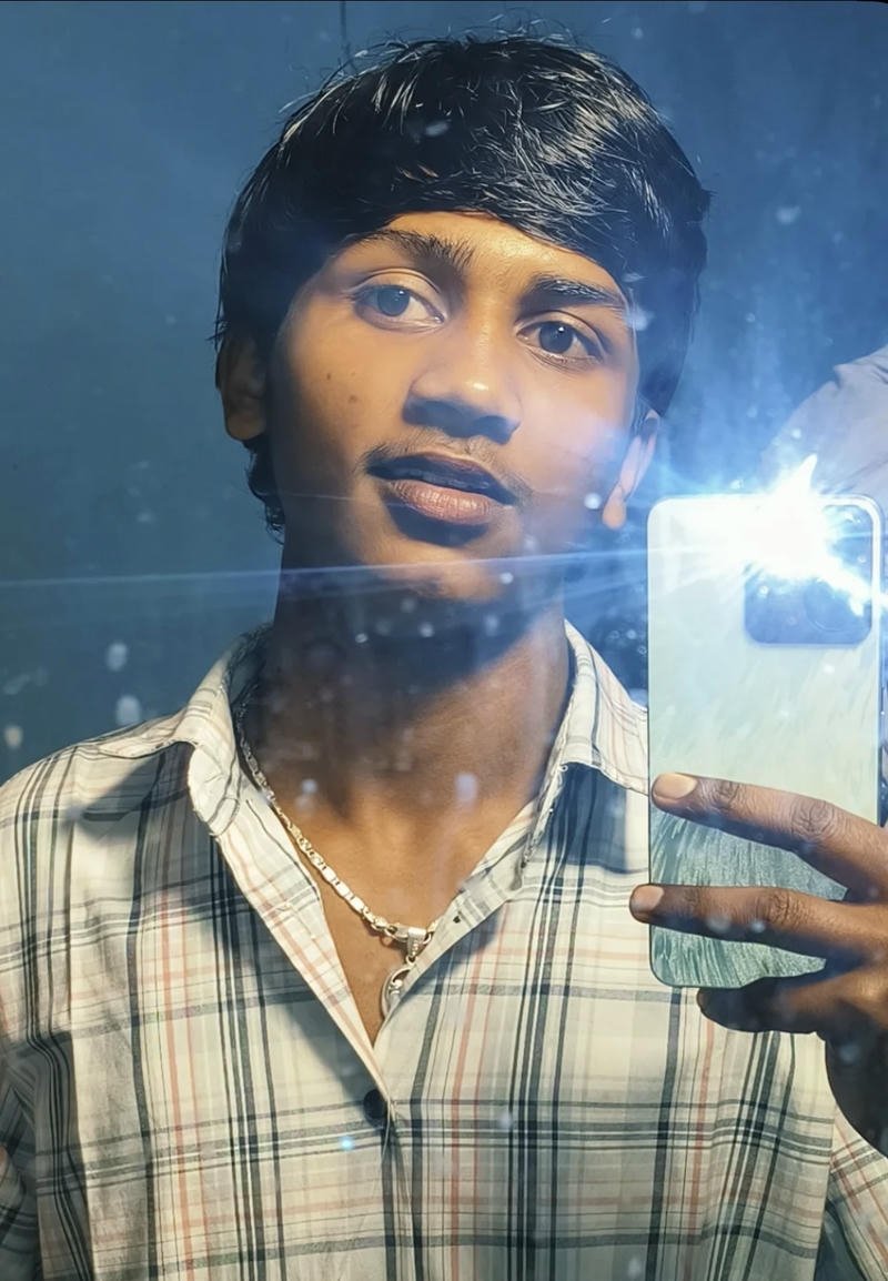 Góc chụp selfie nam thanh niên Ấn Độ