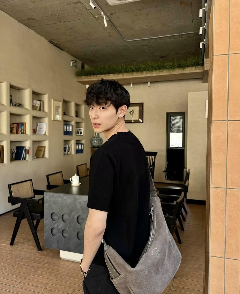 Góc chụp tự nhiên với gương mặt trai K12