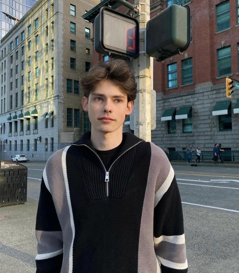 Góc nghiêng cuốn hút của chàng trai phong cách hiện đại