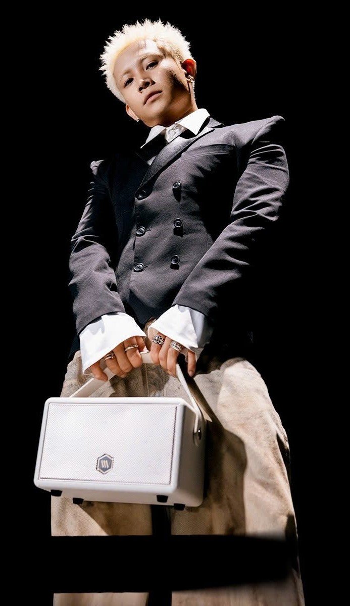 Gương mặt biểu cảm mạnh tạo hình nền Ricky Star