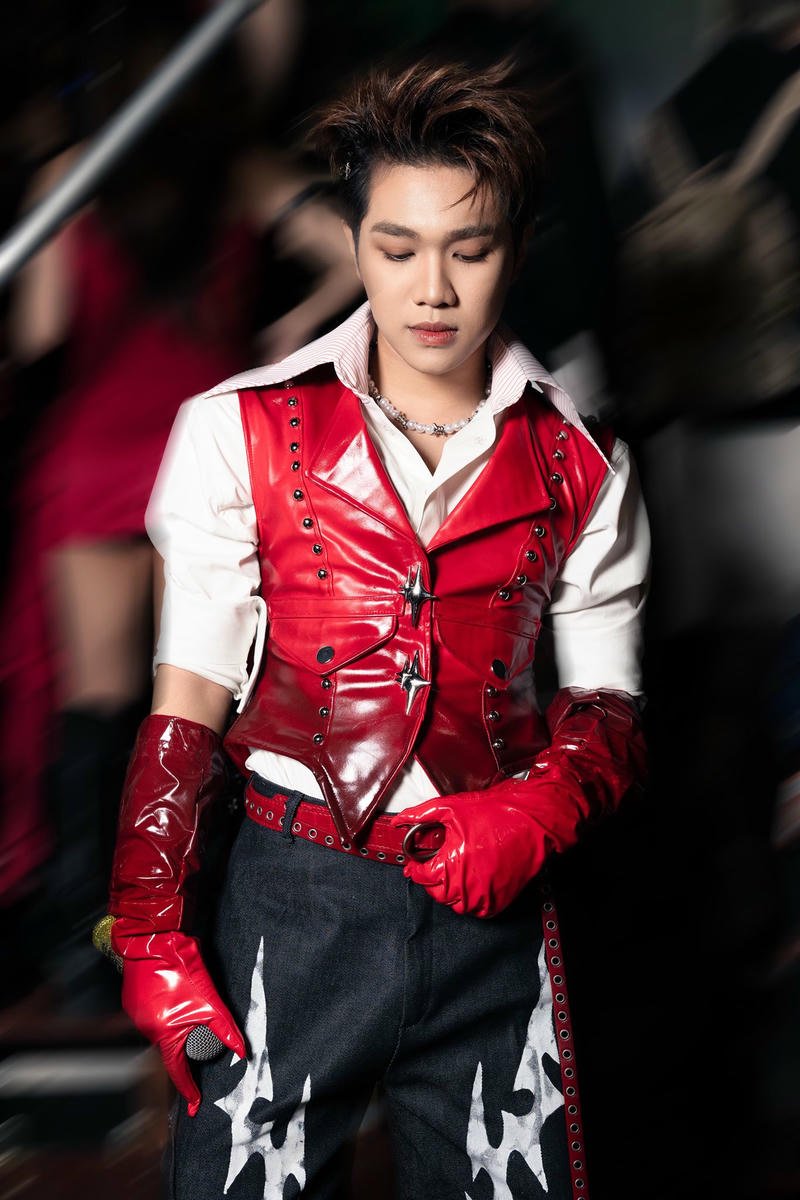 Gương mặt cá tính trong hình nền Captain Boy sân khấu