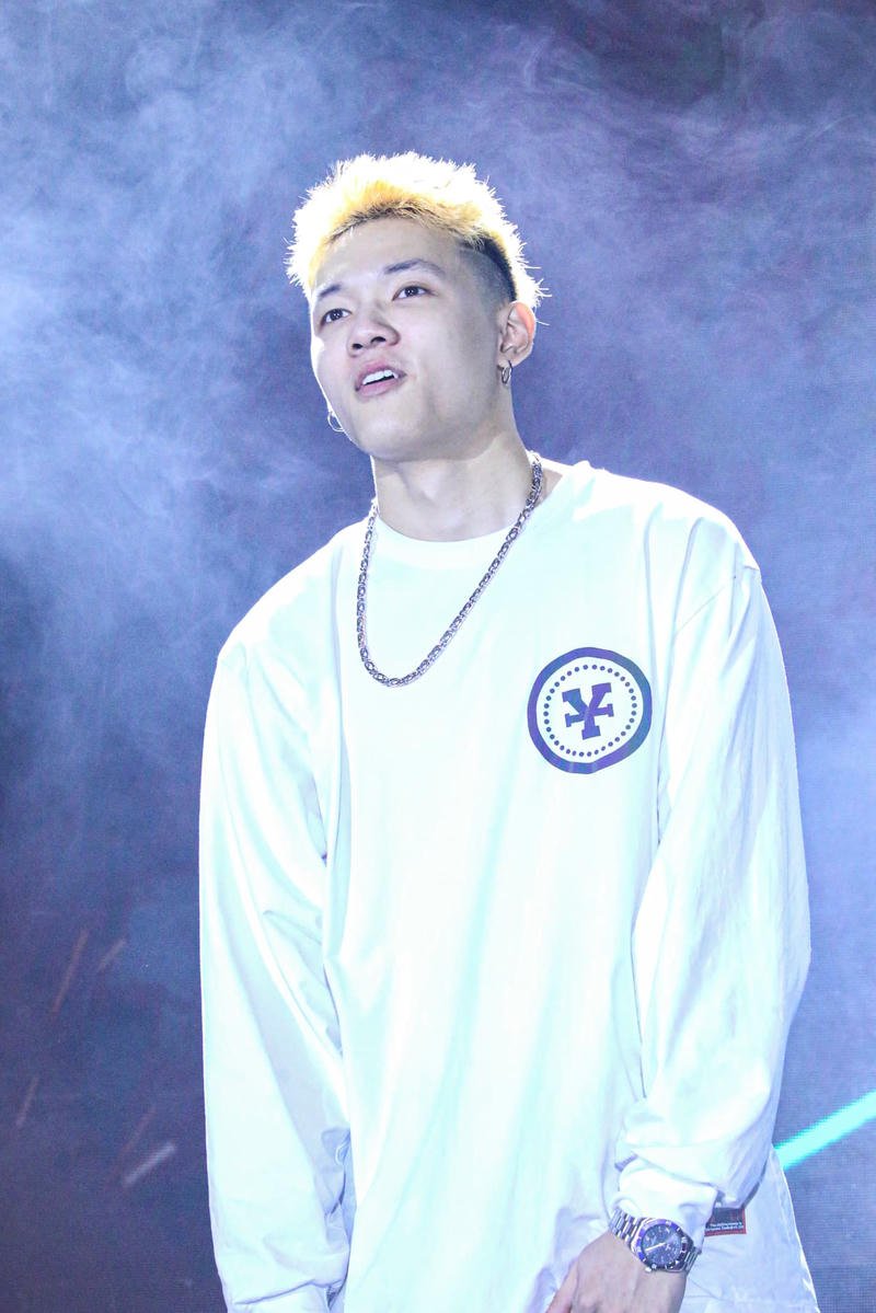 Gương mặt cá tính trong hình nền Tage sân khấu