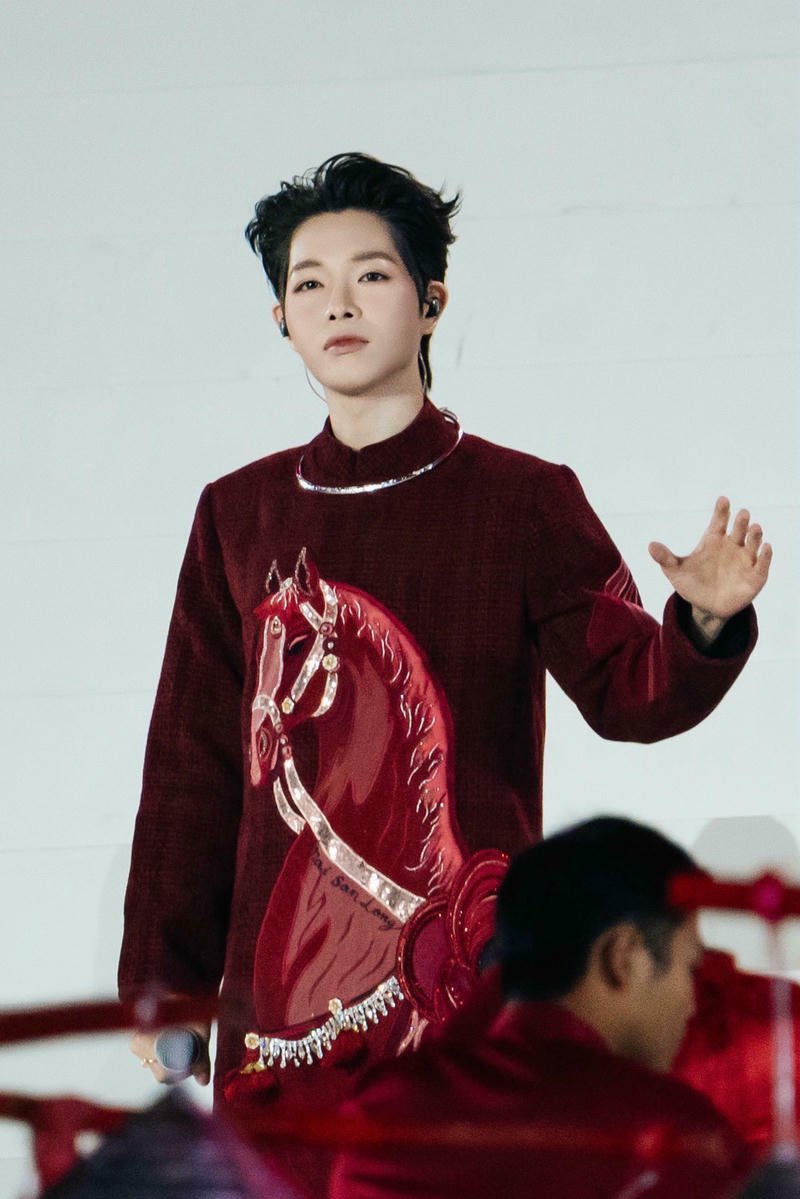 Gương mặt cảm xúc của Đức Phúc trong ảnh nền nghệ thuật