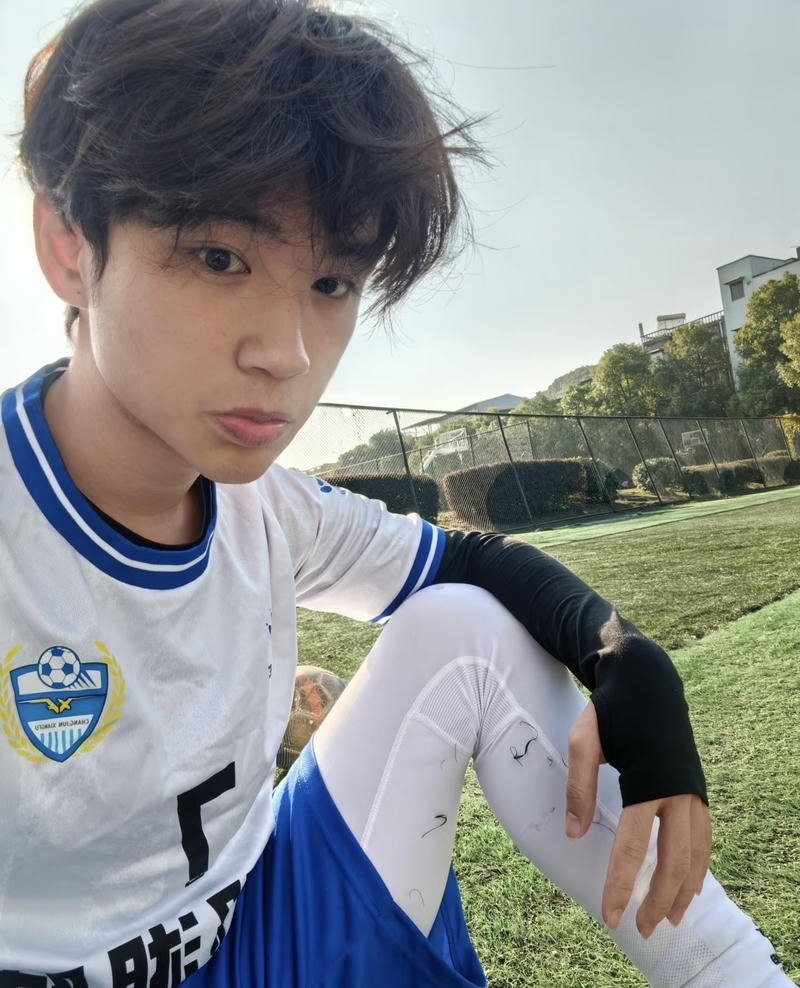 Gương mặt cân đối trong ảnh trai đá bóng cuốn hút