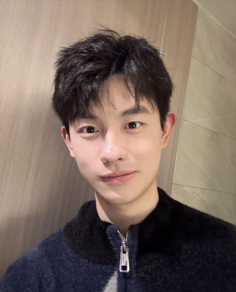 Gương mặt chàng trai trẻ vibe ảnh trai Douyin