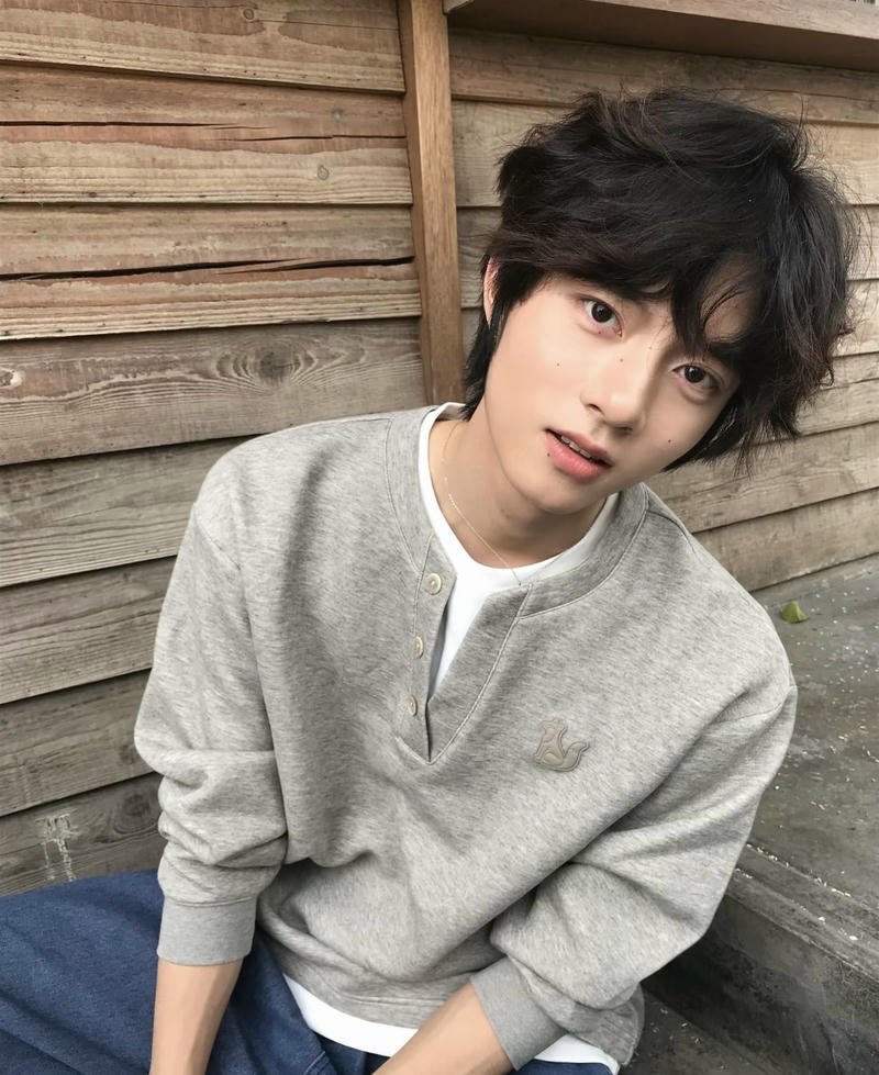 Gương mặt cuốn hút của chàng trai trong ảnh trai K12