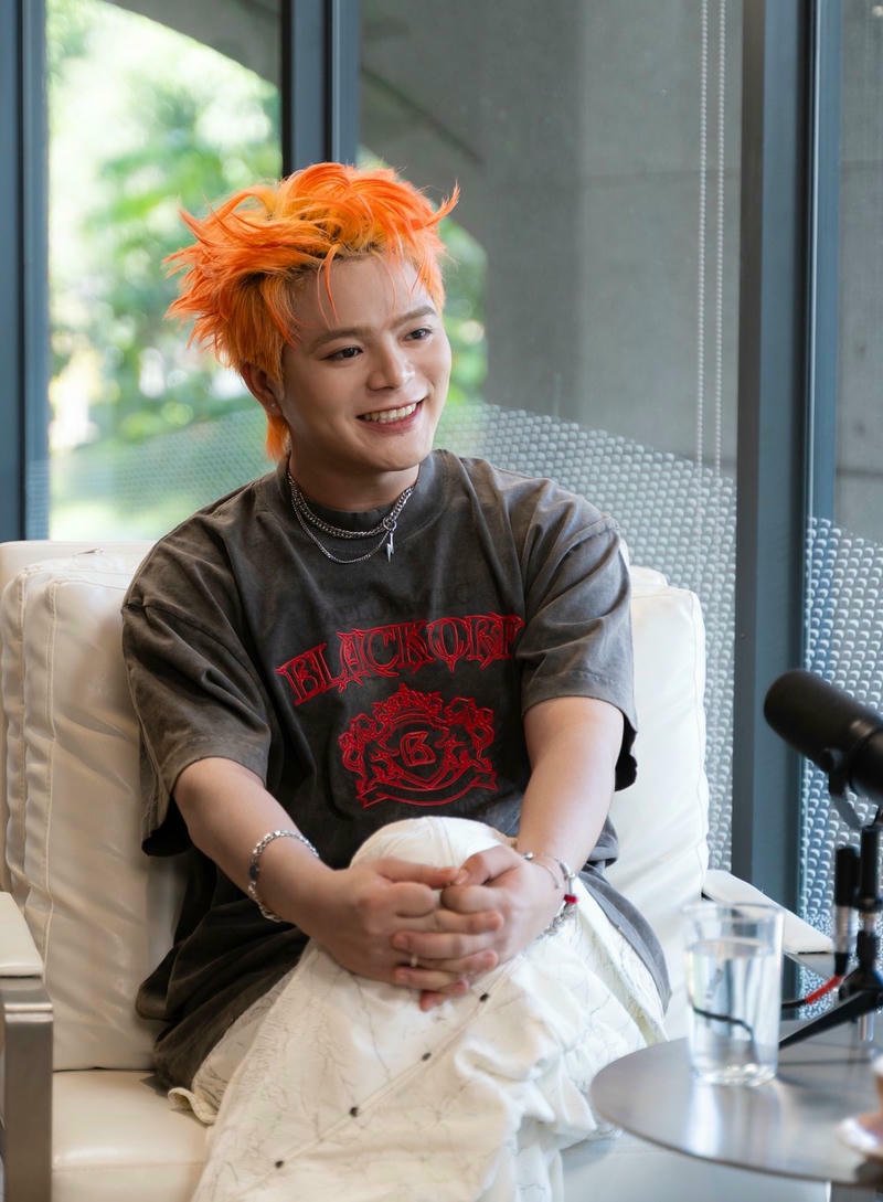 Gương mặt cuốn hút trong hình nền Rhyder sân khấu