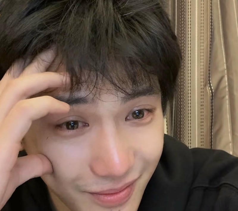 Gương mặt đẫm lệ con trai khóc ảnh nền