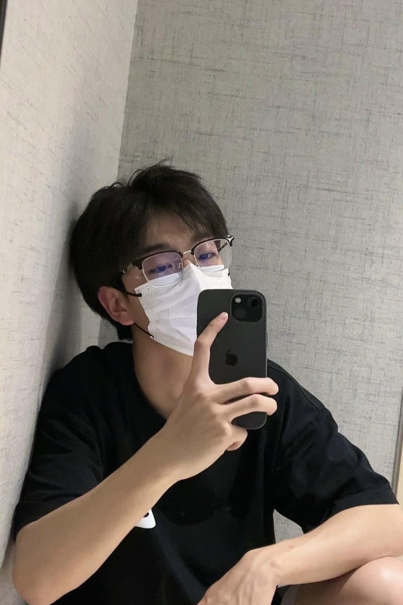 Gương mặt điển trai đeo kính tròn cùng khẩu trang
