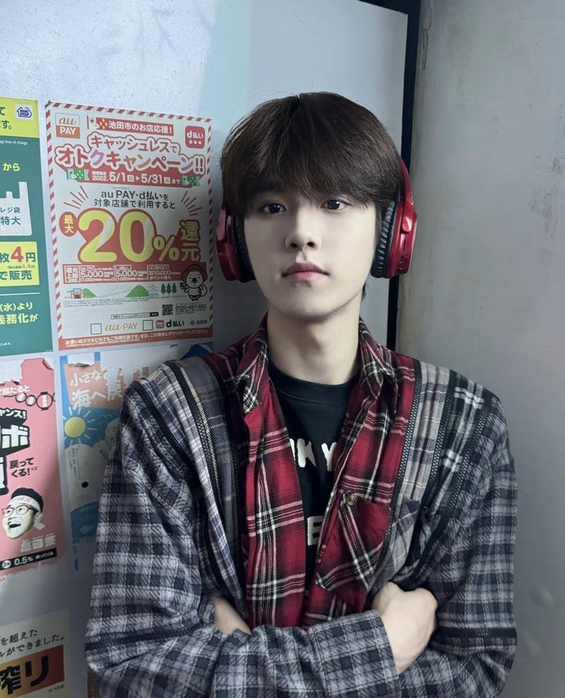 Gương mặt điển trai nam sinh Trung Quốc ánh mắt sâu