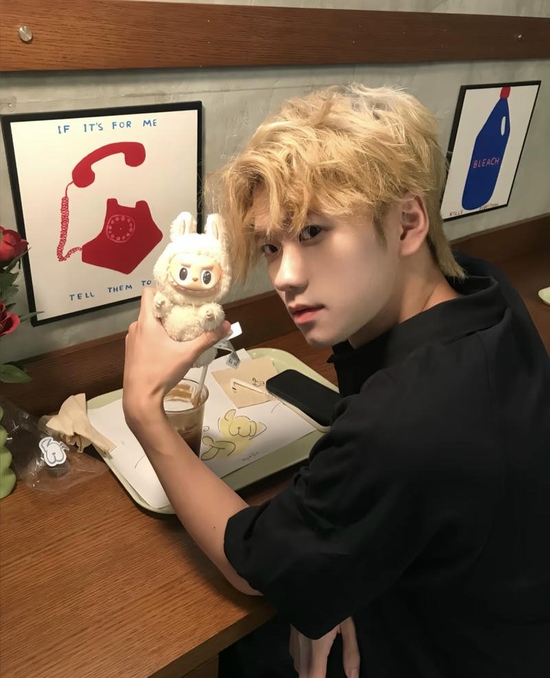 Gương mặt điển trai phong cách học đường K11