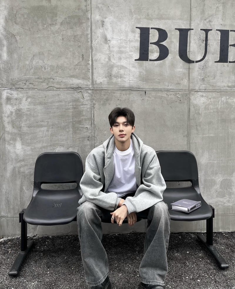 Gương mặt điển trai phong cách nam thần học đường K11