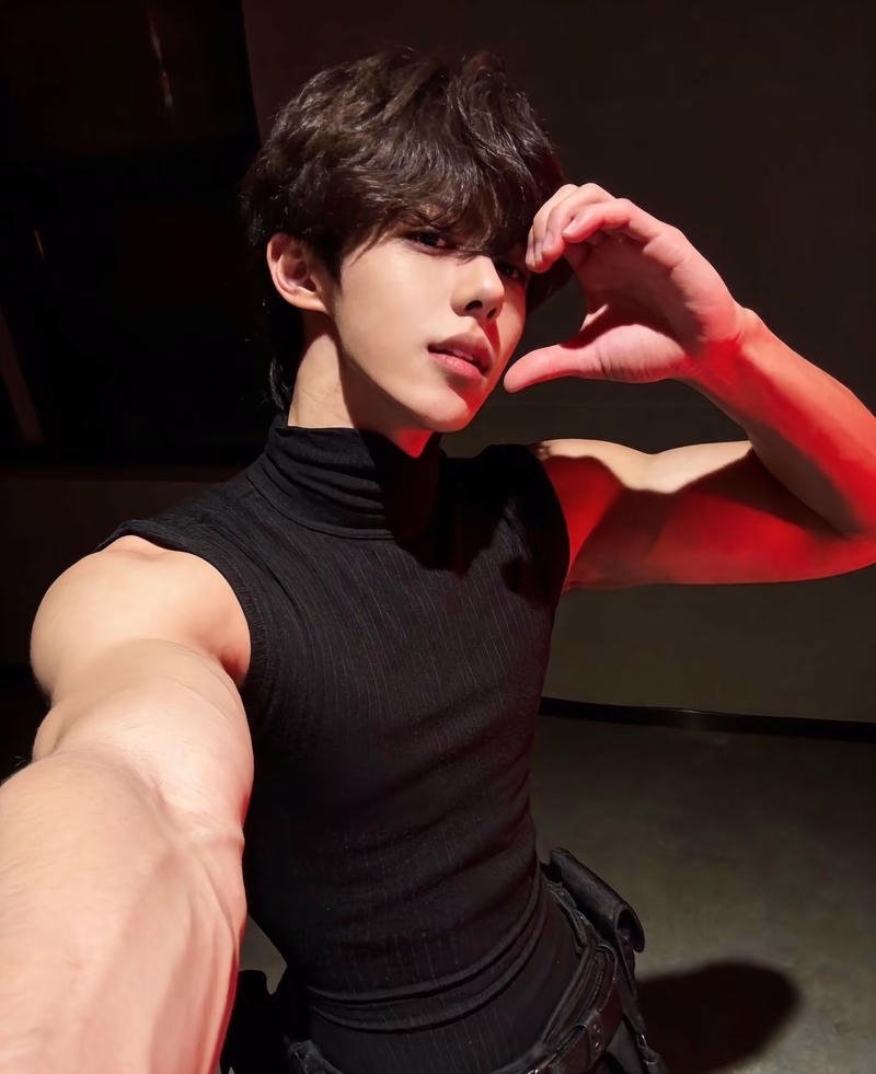 Gương mặt điển trai với ánh nhìn cuốn hút tự nhiên