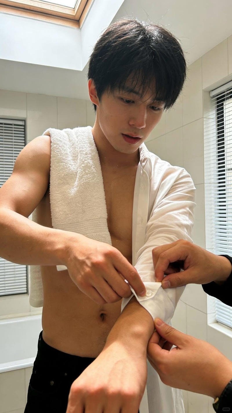 Gương mặt hài hòa điển trai phong cách nam thần Việt