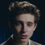 Gương mặt lặng lẽ con trai khóc trong hình