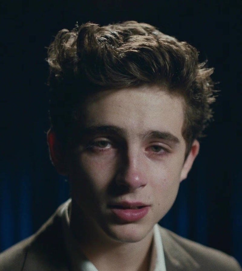 Gương mặt lặng lẽ con trai khóc trong hình