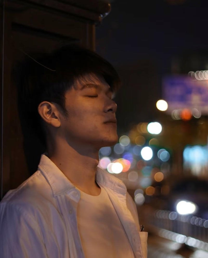 Gương mặt lặng thinh nam buồn trong hình