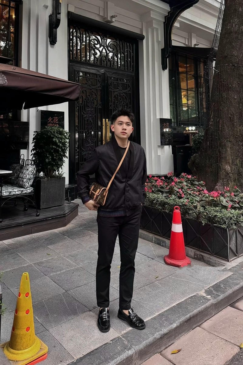 Gương mặt lạnh lùng mang vibe boy phố giữa phố đêm