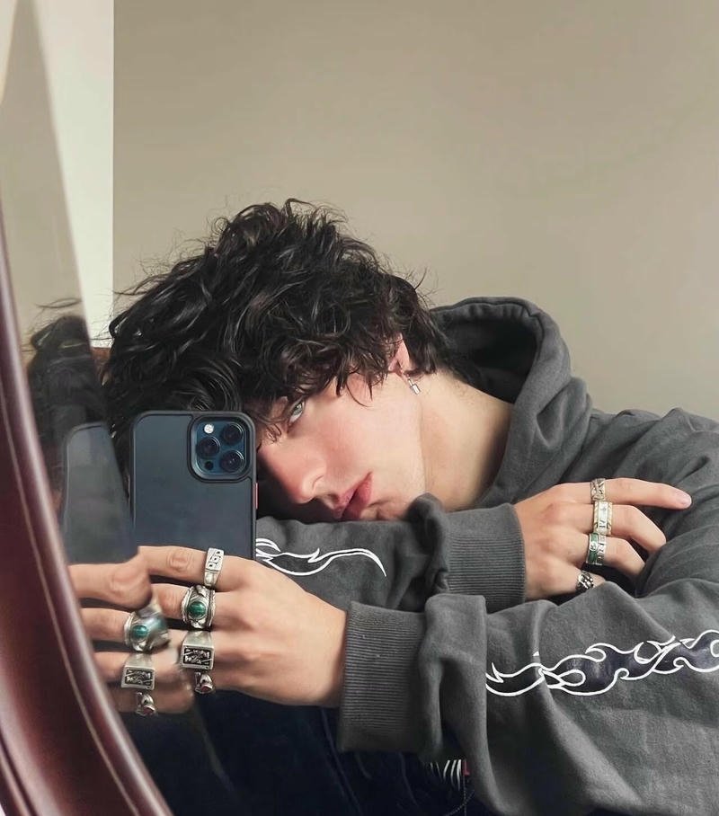 Gương mặt lạnh lùng sad boy ngầu trong ảnh nền