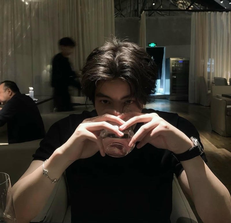 Gương mặt lạnh lùng sad boy trong ảnh nền