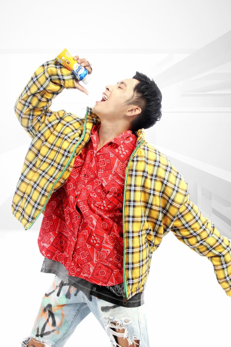 Gương mặt lạnh lùng tạo ấn tượng nền Ricky Star