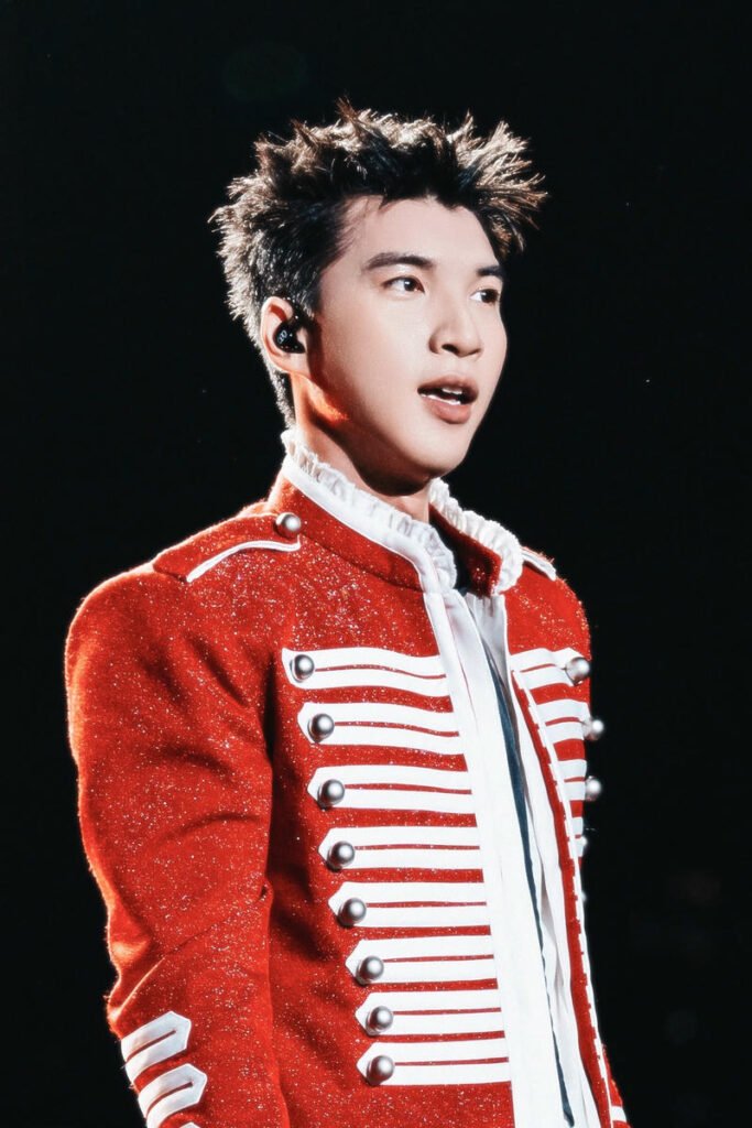 Gương mặt lạnh lùng trong ảnh HIEUTHUHAI trên sân khấu